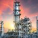 Plataforma petrolera en el mar con el Estrecho de Hormuz al fondo, reflejo de la tensión geopolítica que presiona los precios del crudo