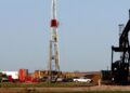 Buque cisterna cargado de petróleo navegando por el estrecho de Ormuz bajo cielo despejado