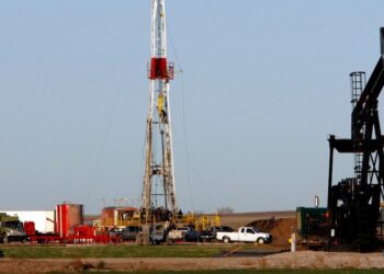 Buque cisterna cargado de petróleo navegando por el estrecho de Ormuz bajo cielo despejado