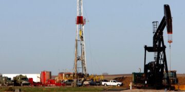 Buque cisterna cargado de petróleo navegando por el estrecho de Ormuz bajo cielo despejado