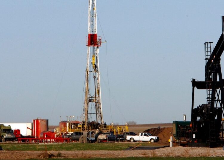 Buque cisterna cargado de petróleo navegando por el estrecho de Ormuz bajo cielo despejado