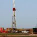 Buque cisterna cargado de petróleo navegando por el estrecho de Ormuz bajo cielo despejado