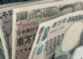 Sede del Banco de Japón en Tokio con edificios del distrito financiero al fondo