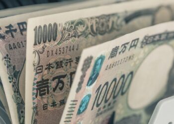 Sede del Banco de Japón en Tokio con edificios del distrito financiero al fondo