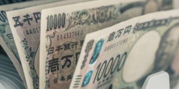Sede del Banco de Japón en Tokio con edificios del distrito financiero al fondo