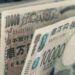 Sede del Banco de Japón en Tokio con edificios del distrito financiero al fondo