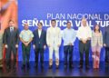 Ministro David Collado y director de RD Vial Hostos Rizik Lugo durante el lanzamiento del Plan Nacional de Señalética Turística en Santo Domingo