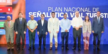 Ministro David Collado y director de RD Vial Hostos Rizik Lugo durante el lanzamiento del Plan Nacional de Señalética Turística en Santo Domingo