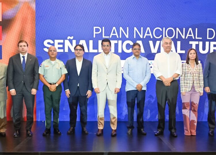 Ministro David Collado y director de RD Vial Hostos Rizik Lugo durante el lanzamiento del Plan Nacional de Señalética Turística en Santo Domingo