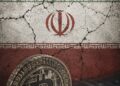 Pantalla con gráficos de criptomonedas y símbolo de candado de seguridad representando sanciones financieras internacionales contra plataformas iraníes