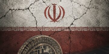 Pantalla con gráficos de criptomonedas y símbolo de candado de seguridad representando sanciones financieras internacionales contra plataformas iraníes
