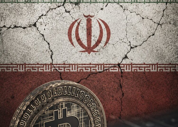 Pantalla con gráficos de criptomonedas y símbolo de candado de seguridad representando sanciones financieras internacionales contra plataformas iraníes