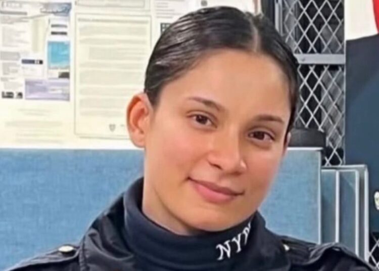 Agentes de la Policía de Nueva York en uniforme durante acto oficial en la ciudad de Nueva York
