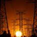 Torres de alta tensión eléctricas en Europa durante una ola de calor con cielo despejado