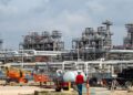 Plataforma de extracción de petróleo en el mar del Norte con el precio del brent en caída