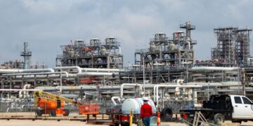 Plataforma de extracción de petróleo en el mar del Norte con el precio del brent en caída