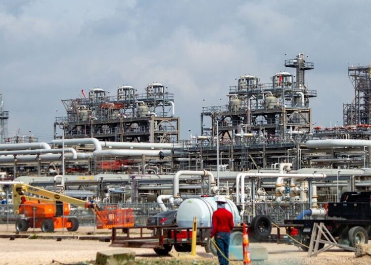 Plataforma de extracción de petróleo en el mar del Norte con el precio del brent en caída