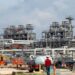 Plataforma de extracción de petróleo en el mar del Norte con el precio del brent en caída