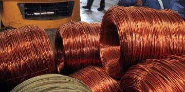 Bobinas de cable de cobre apiladas en una planta industrial, reflejo del mercado global del metal