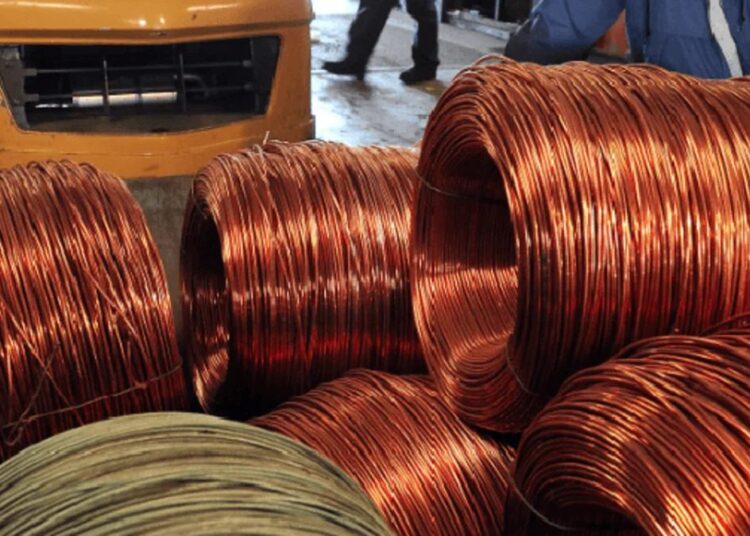 Bobinas de cable de cobre apiladas en una planta industrial, reflejo del mercado global del metal