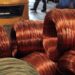 Bobinas de cable de cobre apiladas en una planta industrial, reflejo del mercado global del metal