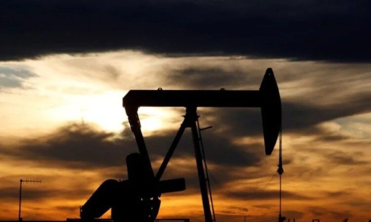 Operadores en sala de mercados observando pantallas con caída en precios del petróleo Brent y WTI el 24 de agosto de 2026