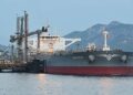 Pantalla de mercados mostrando el precio del petróleo Brent al alza y cotización del dólar en jornada bursátil del 19 de agosto de 2026