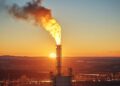 Plataforma petrolera en operación con reflejos del mar al atardecer, representando la tensión en los mercados energéticos globales