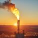 Plataforma petrolera en operación con reflejos del mar al atardecer, representando la tensión en los mercados energéticos globales