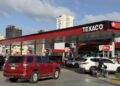 Surtidor de gasolina en una estación de combustible de República Dominicana con precios visibles en el tablero