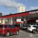 Surtidor de gasolina en una estación de combustible de República Dominicana con precios visibles en el tablero