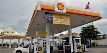Surtidor de gasolina en una estación de servicio de República Dominicana con precio por galón visible