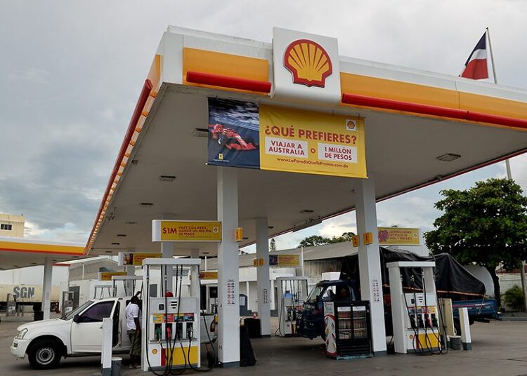 Surtidor de gasolina en una estación de servicio de República Dominicana con precio por galón visible