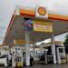 Surtidor de gasolina en una estación de servicio de República Dominicana con precio por galón visible