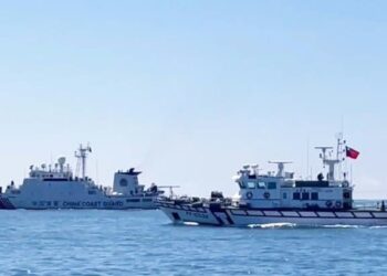 Buques guardacostas chinos navegando cerca de las costas de Taiwán durante operaciones de patrullaje en julio de 2025