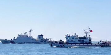 Buques guardacostas chinos navegando cerca de las costas de Taiwán durante operaciones de patrullaje en julio de 2025