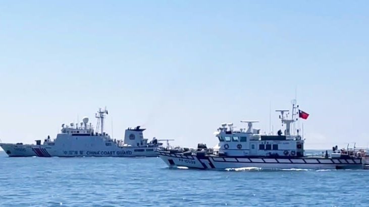 Buques guardacostas chinos navegando cerca de las costas de Taiwán durante operaciones de patrullaje en julio de 2025