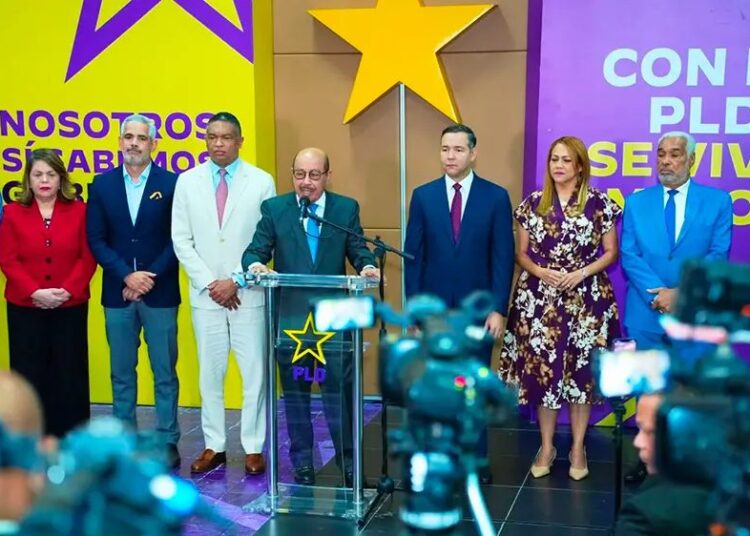 Temístocles Montás, vicepresidente del PLD, durante rueda de prensa sobre prevención sísmica en República Dominicana