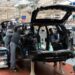 Línea de ensamblaje de vehículos en una planta automotriz de México con trabajadores y brazos robóticos