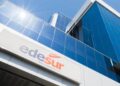 Trabajadores de Edesur instalando postes eléctricos en una comunidad de San José de Ocoa, República Dominicana