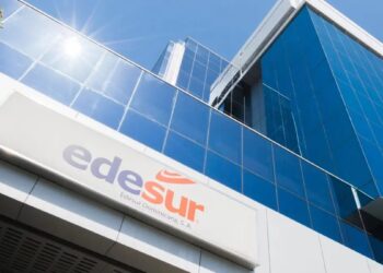 Trabajadores de Edesur instalando postes eléctricos en una comunidad de San José de Ocoa, República Dominicana