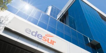 Trabajadores de Edesur instalando postes eléctricos en una comunidad de San José de Ocoa, República Dominicana