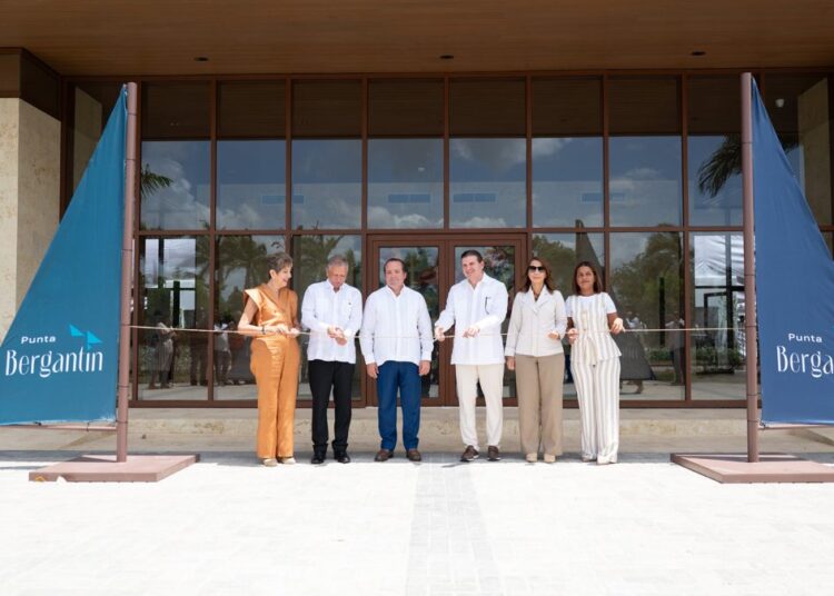 Inauguración del Welcome Center de Punta Bergantín en Villa Montellano, Puerto Plata, con autoridades del proyecto y el Gobierno dominicano