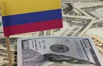 Pantalla con cotización del dólar frente al peso colombiano en una entidad financiera de Bogotá