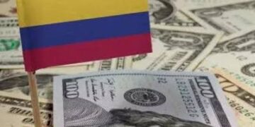 Pantalla con cotización del dólar frente al peso colombiano en una entidad financiera de Bogotá