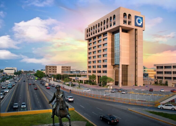 Comercio afiliado a Punto Azul procesando una transacción bancaria en República Dominicana