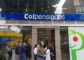 Trabajadores colombianos en fila para trámites pensionales ante Colpensiones en Bogotá