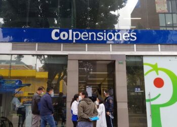 Trabajadores colombianos en fila para trámites pensionales ante Colpensiones en Bogotá
