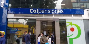 Trabajadores colombianos en fila para trámites pensionales ante Colpensiones en Bogotá