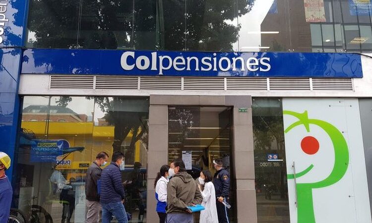 Trabajadores colombianos en fila para trámites pensionales ante Colpensiones en Bogotá